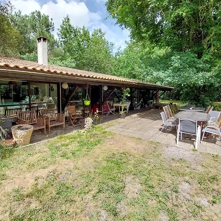 4 Bedroom Beautiful In Holiday home Merignac (Gironde)